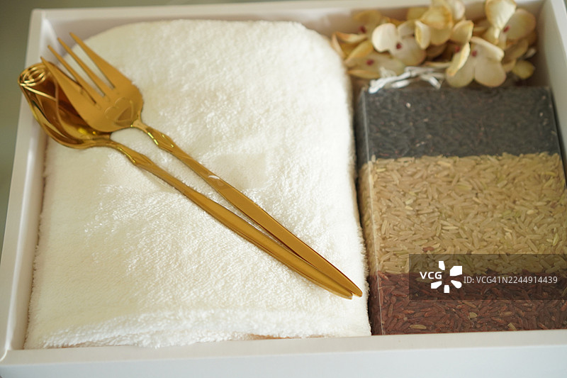 金色餐具 混合三种颜色的米饭图片素材