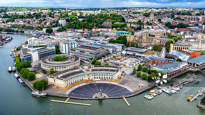 布里斯托港口区的鸟瞰图，有圆形的科尔斯顿音乐厅和露天剧场、河畔建筑以及停泊在埃文河上的船只，现代建筑和城市景观，旅行和旅游设计理念图片素材