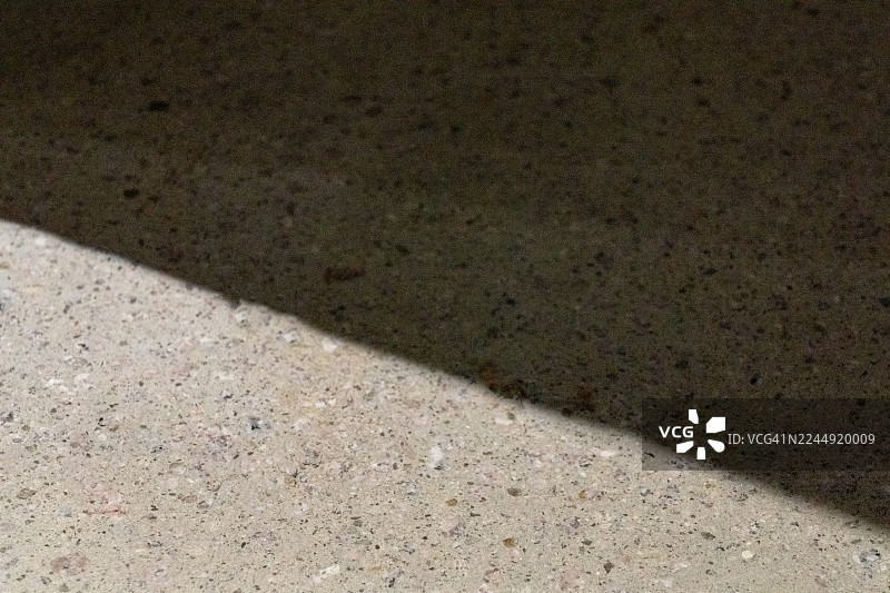 水磨石地板上明暗的对比图片素材