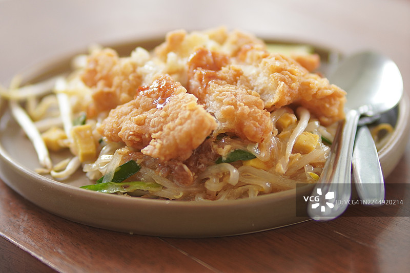 泰式炒河粉，泰式炒小米粉，配虾、豆腐、豆芽、腌萝卜和碎花生，炸鸡图片素材