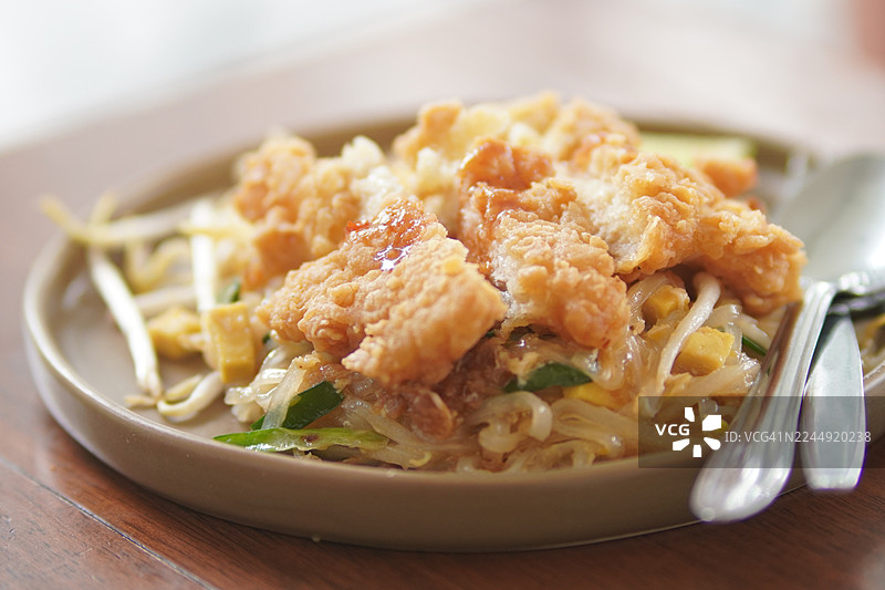 泰式炒河粉，泰国风味炒面，泰式小炒河粉配虾、豆干、豆芽、腌萝卜和碎花生，炸鸡图片素材