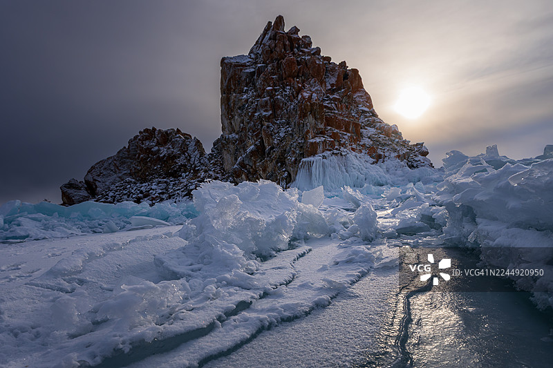 萨满石在日落时分呈现冰裂和蓝色小丘，冬季贝加尔湖，奥利洪岛，西伯利亚图片素材