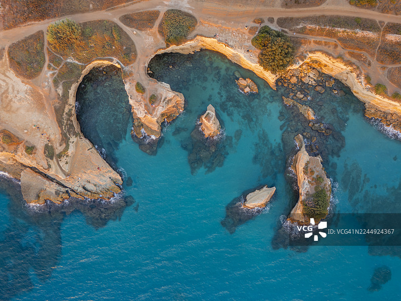 意大利普利亚奥特朗托，海岸岩石和崎岖海岸线的鸟瞰图图片素材