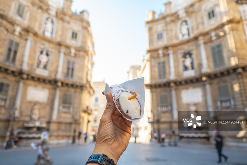 在西西里巴勒莫历史街区手持卡诺里甜点图片素材