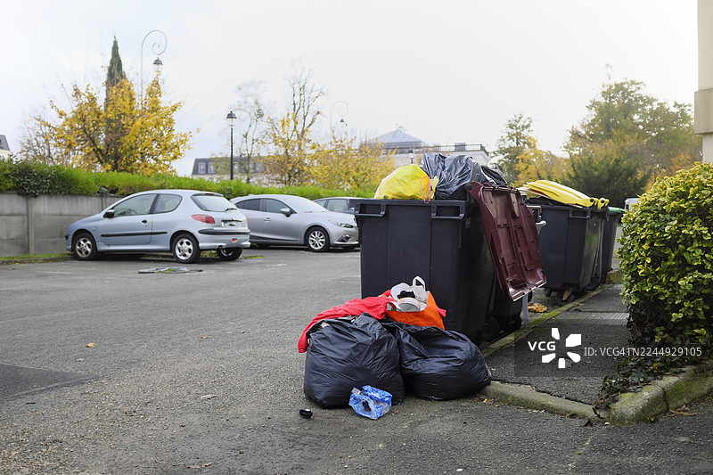 法国郊区堆积的垃圾图片素材