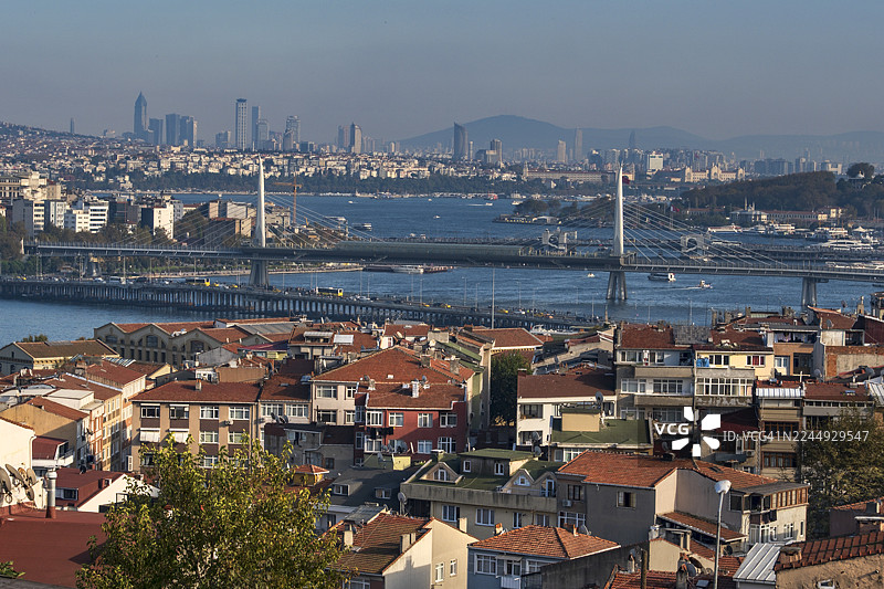 从伊斯坦布尔耶武兹·塞利姆清真寺看到的金角湾桥梁，连接巴拉特与亚洲海岸图片素材