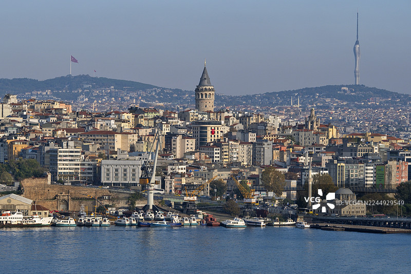 从伊斯坦布尔耶武兹·塞利姆清真寺看到的金角湾，从巴拉特一直延伸到亚洲海岸的景色图片素材