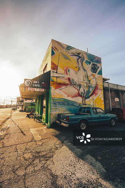 新西兰西海岸霍基蒂卡充满活力的咖啡馆，墙绘色彩鲜艳图片素材