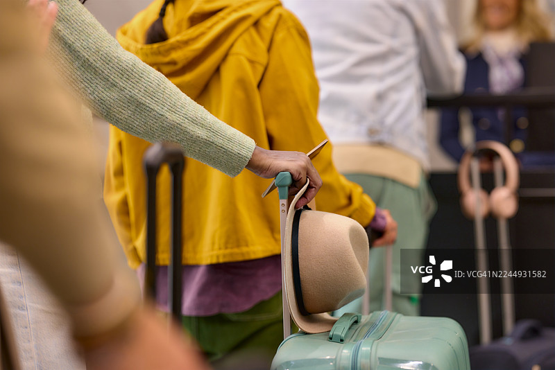 在机场值机柜台排队等候！图片素材