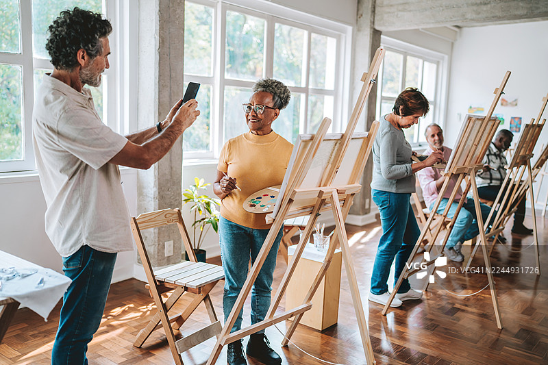 艺术工作室的老师正在为高年级学生拍照图片素材