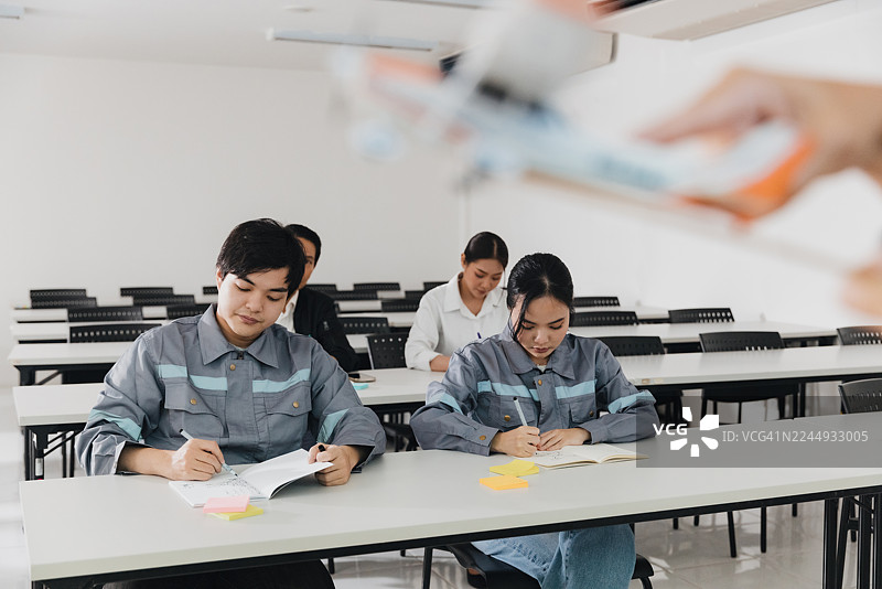 学生们在白天宽敞的教学设施内参与课堂学习活动图片素材