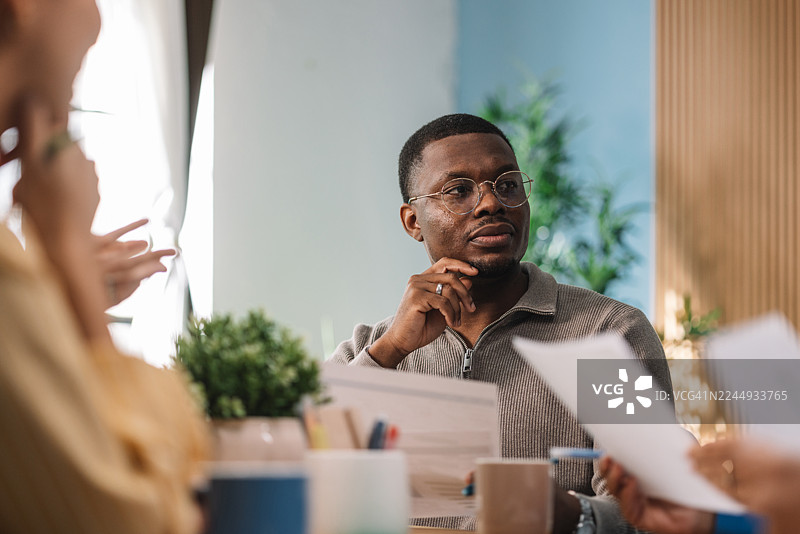 沉思者在进行深入的讨论图片素材