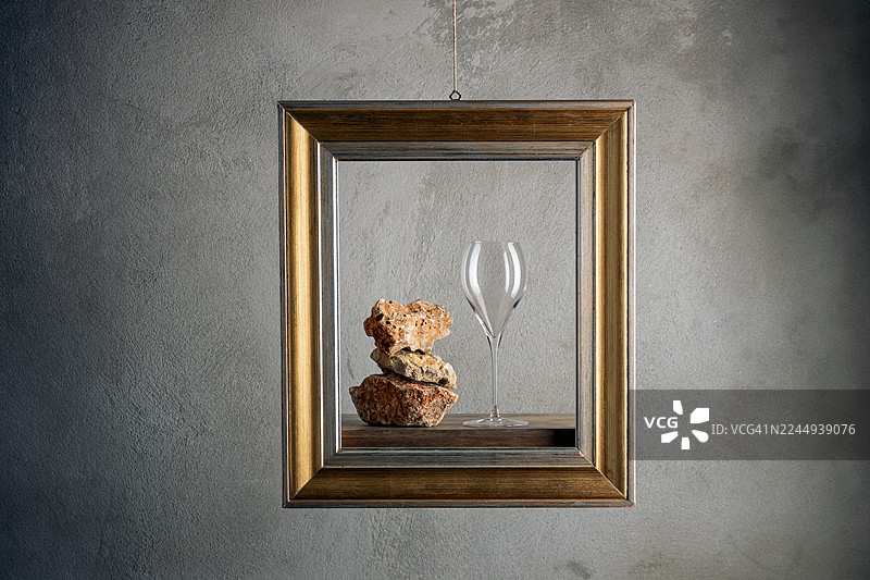 石头和酒杯在混凝土墙背景下构图图片素材