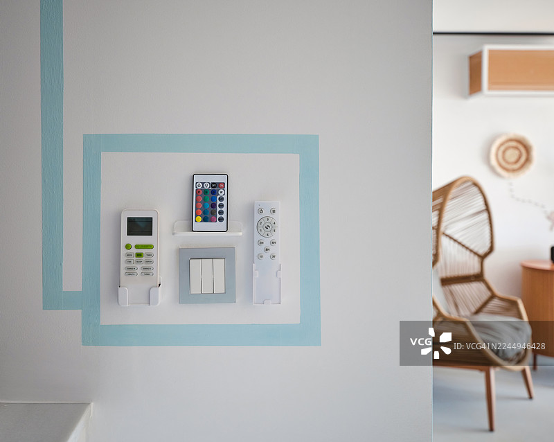墙上用于放置遥控器的收纳空间图片素材
