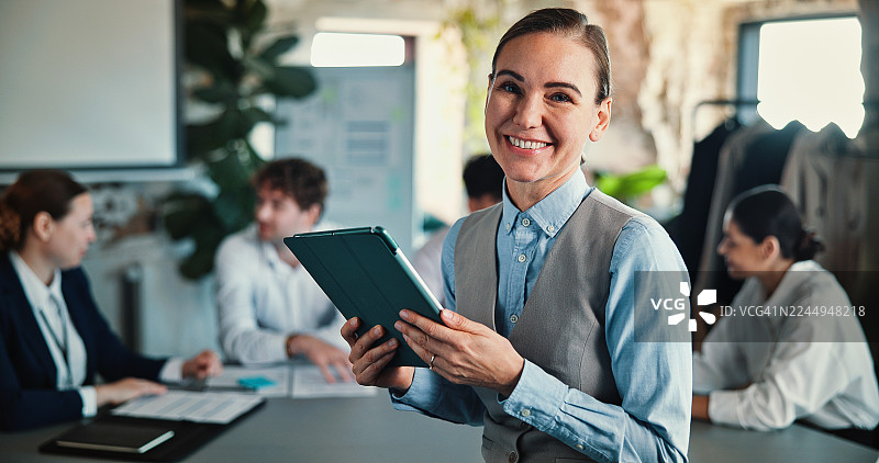 肖像，女子与商务人士在办公室使用平板电脑，微笑并为项目开会。团队，小组和快乐的员工在设计机构的办公场所使用科技，以促进网站增长和公司发布。图片素材