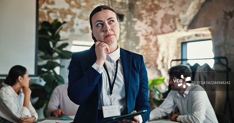商业女高管在建筑公司，手持平板电脑，思考项目管理事宜；在办公室，老板或经理召开行政会议，讨论应用、规划和城市发展。图片素材