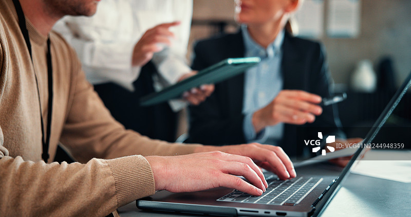 商务人士在办公室使用笔记本电脑进行研究、收发邮件和查看财务报告，人们正在协作使用电脑进行财务提案、预算规划和审阅。图片素材