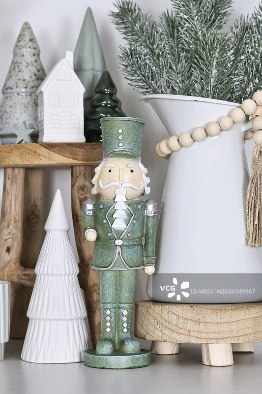 时髦薄荷绿胡桃夹子装饰的乡村风格或波西米亚风格的圣诞家居装饰图片素材