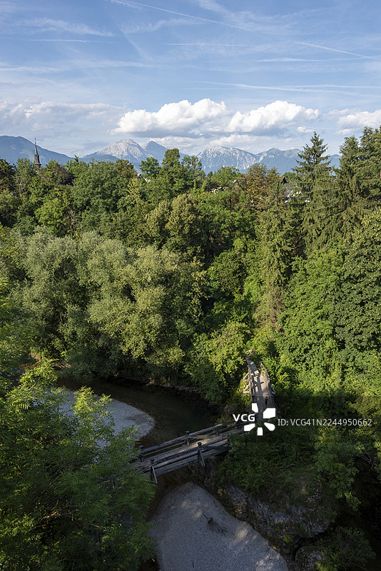 俯瞰克拉尼、斯洛文尼亚的茂密树冠和科克拉河，背景是阿尔卑斯山图片素材