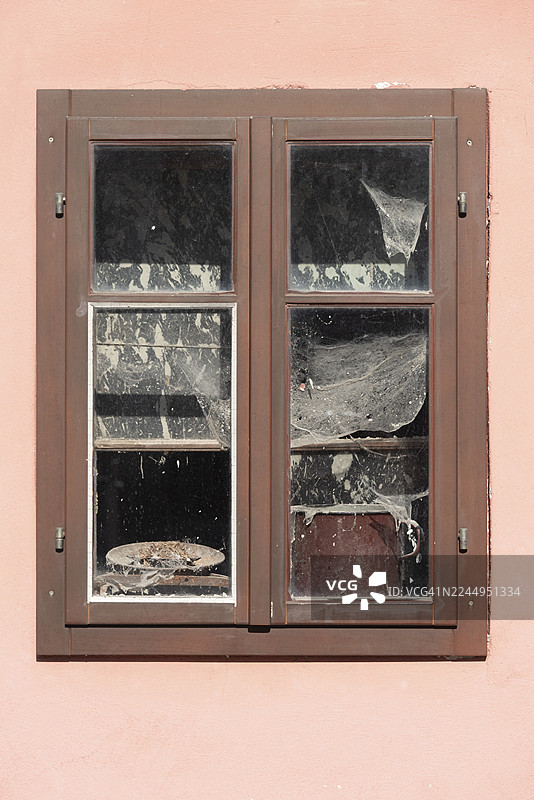 粉色房屋外墙，窗户里摆放着旧物品，克拉尼，上卡尼奥拉，斯洛文尼亚图片素材