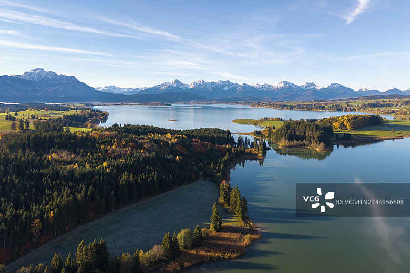 秋季山景，宁静的湖泊和森林在蓝天下，伊拉斯贝格湖，福尔格湖，靠近罗斯豪普滕，东阿尔高，阿尔高，士瓦本，巴伐利亚，德国图片素材
