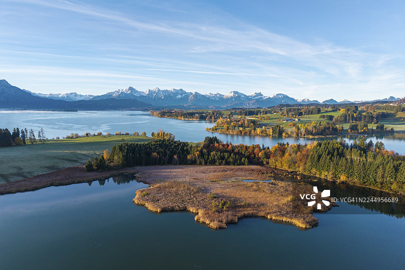 秋叶与远山在晴空下的湖景，伊拉斯贝格湖，福尔格湖，靠近罗斯豪普滕，东阿尔高，阿尔高，施瓦本，巴伐利亚，德国图片素材