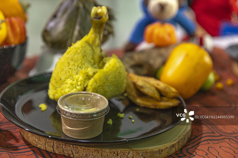 秘鲁丛林传统美食。秘鲁利马，2025年11月1日。秘鲁Mucho Gusto 2025美食展，所有秘鲁美食爱好者的聚集地。来自秘鲁不同地区的标志性菜肴。图片素材