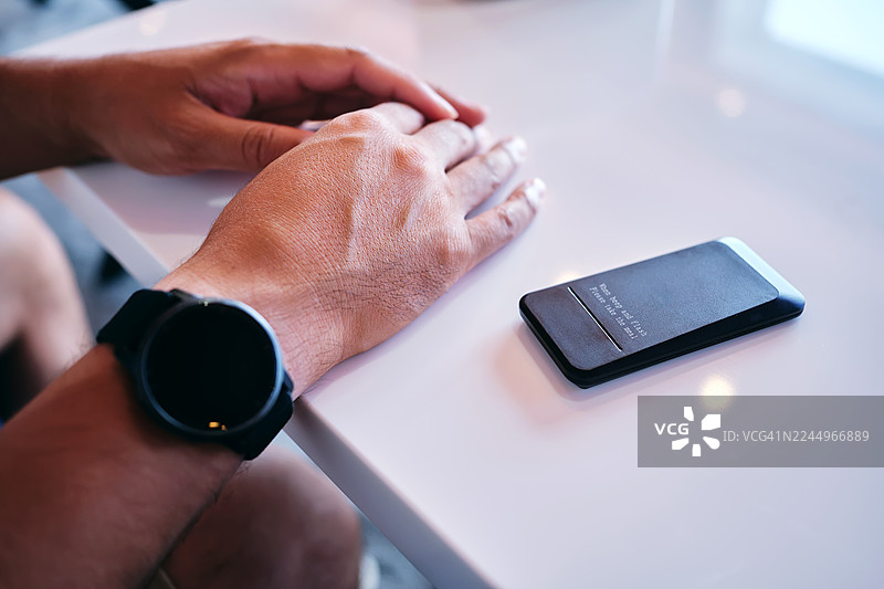 餐厅呼叫器设备放在桌子上，红色指示灯闪烁，通知等待的顾客他们的餐点已准备好取餐图片素材