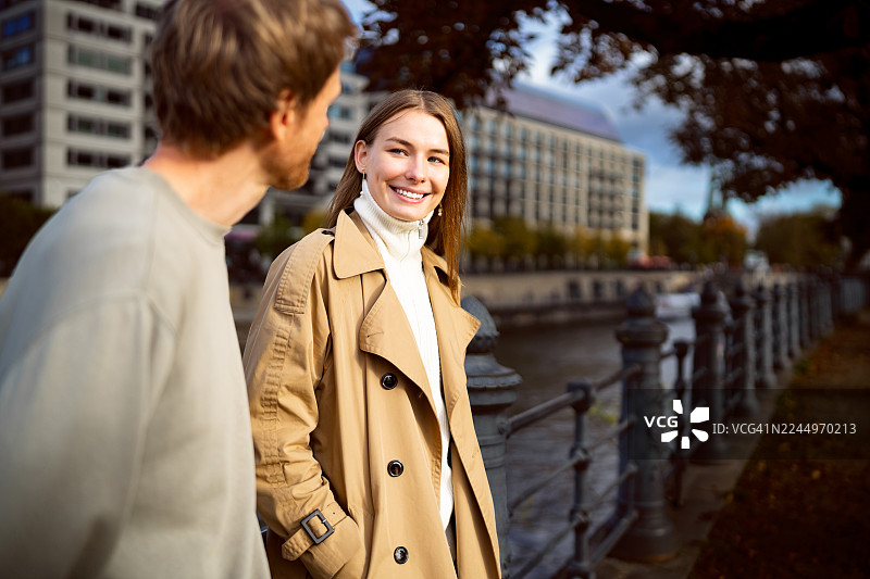 柏林施普雷河畔，一对年轻情侣享受着美好时光图片素材