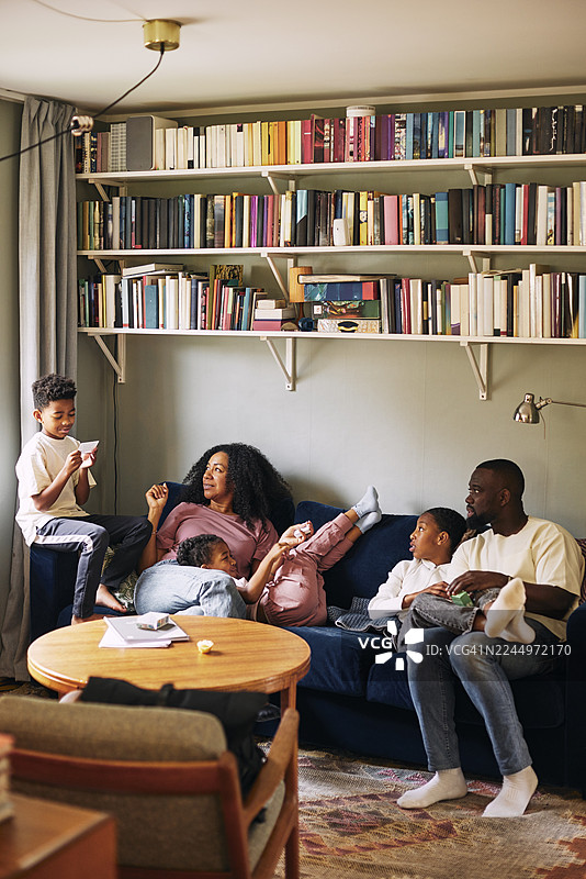 父母在客厅与孩子共度休闲时光，玩桌游图片素材