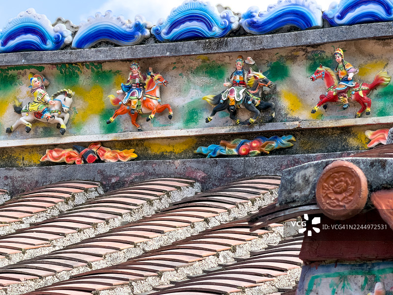 色彩缤纷的带有雕像的陶瓷屋顶瓦片图片素材