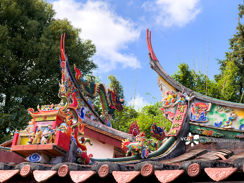 雕塑装饰的彩色中国寺庙屋顶瓦片图片素材
