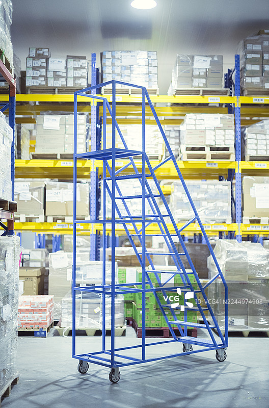 仓库梯子方便取用高层货架，提高效率，实现有序库存管理和优化存储解决方案。图片素材
