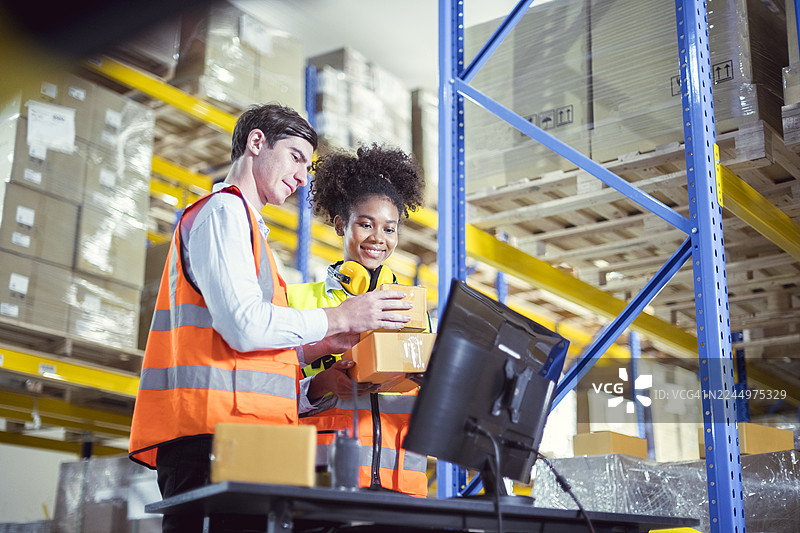 仓库员工高效管理库存，利用先进技术优化物流，提升现代化仓储设施的生产力。图片素材
