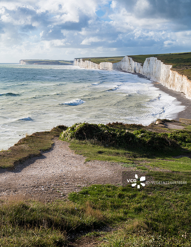 英国七姐妹崖和英吉利海峡的悬崖顶高处景观图片素材