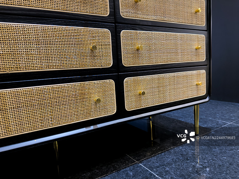 带有柳条编织网格细节的橱柜图片素材