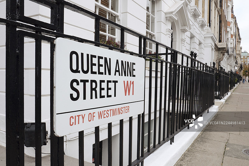 安妮女王街的街牌，沿人行道望去。图片素材