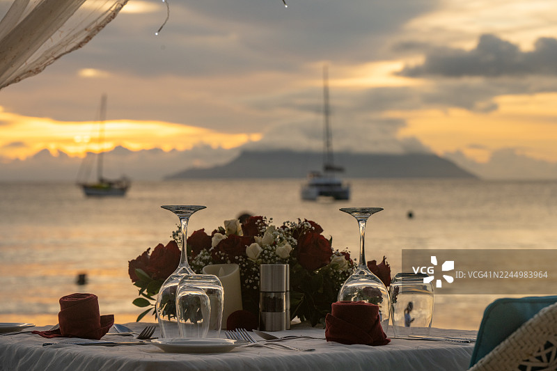 塞舌尔马埃岛博瓦隆海滩浪漫的餐桌装饰图片素材