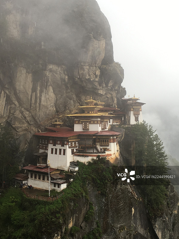 虎穴寺（Paro Taktsang）的景观，这是一个神圣的瓦杰拉雅那喜马拉雅佛教场所。图片素材