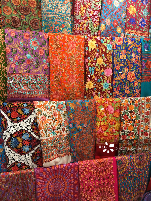 不丹廷布纪念品商店里展示的羊毛披肩。图片素材