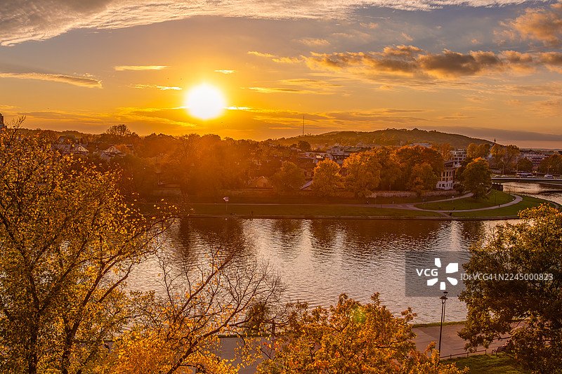 秋日夕阳下的维斯瓦河西岸克拉科夫波兰图片素材