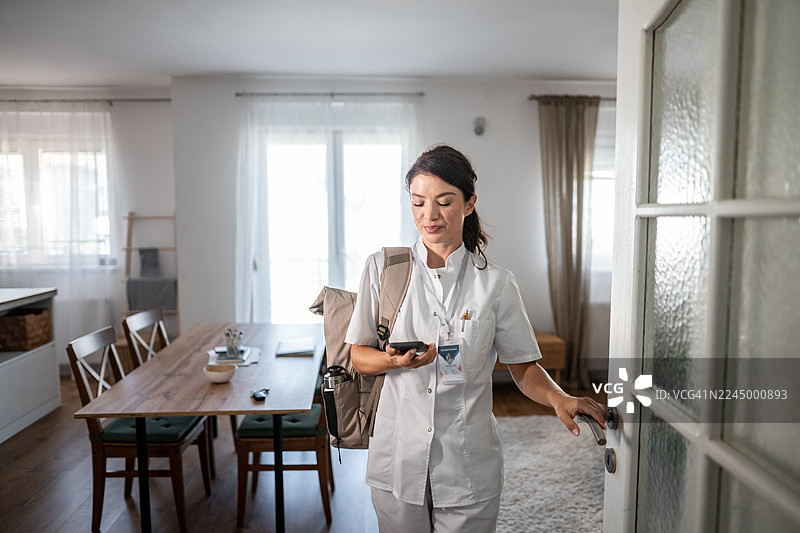 家庭护理人员家访后离开客户家图片素材