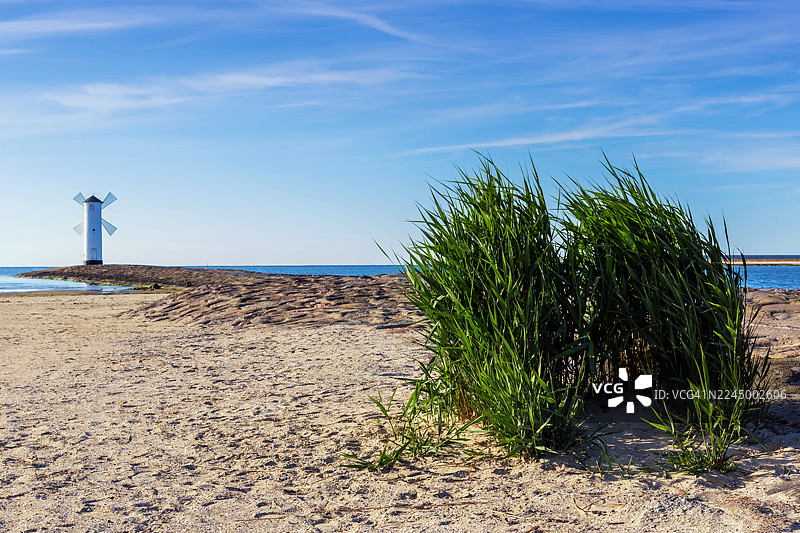 波罗的海的“Stawa Młyny”灯塔，旁边有草丛图片素材