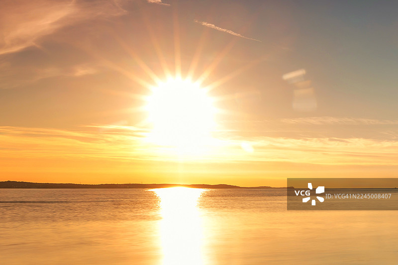 宁静的海上日落图片素材