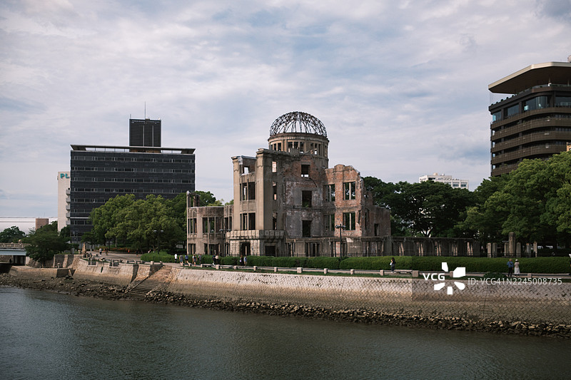 河畔的广岛和平纪念馆（原爆圆顶馆）景观图片素材