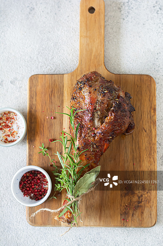 烤火鸡腿，撒上香料，适合感恩节、圣诞节。传统的节日美食。图片素材