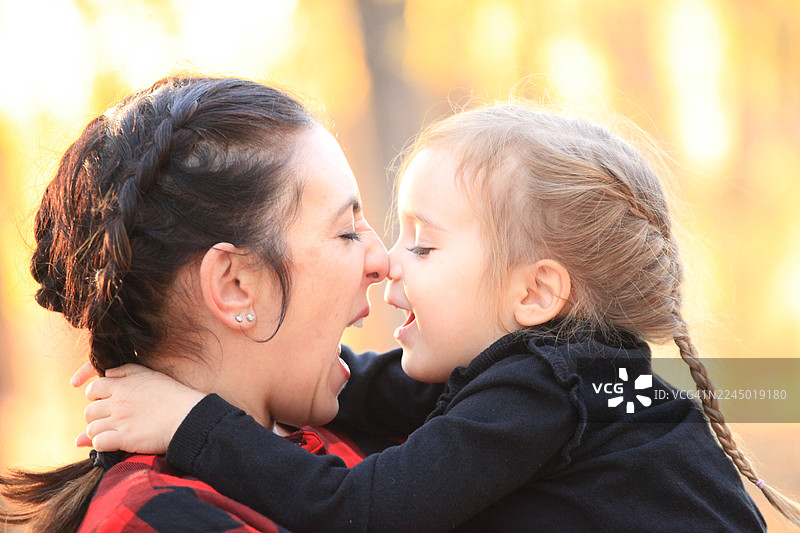 森林中母女肖像图片素材