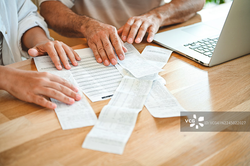 一对夫妇在计算预算图片素材