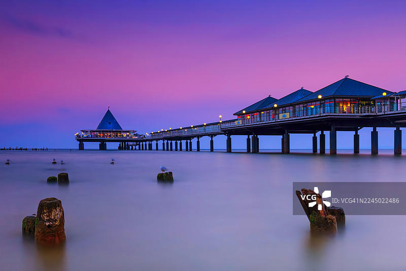 日落时分的赫林斯多夫码头（德国梅克伦堡-前波美拉尼亚州乌泽多姆岛）图片素材