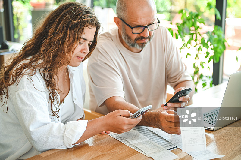 男人和女人在计算预算图片素材